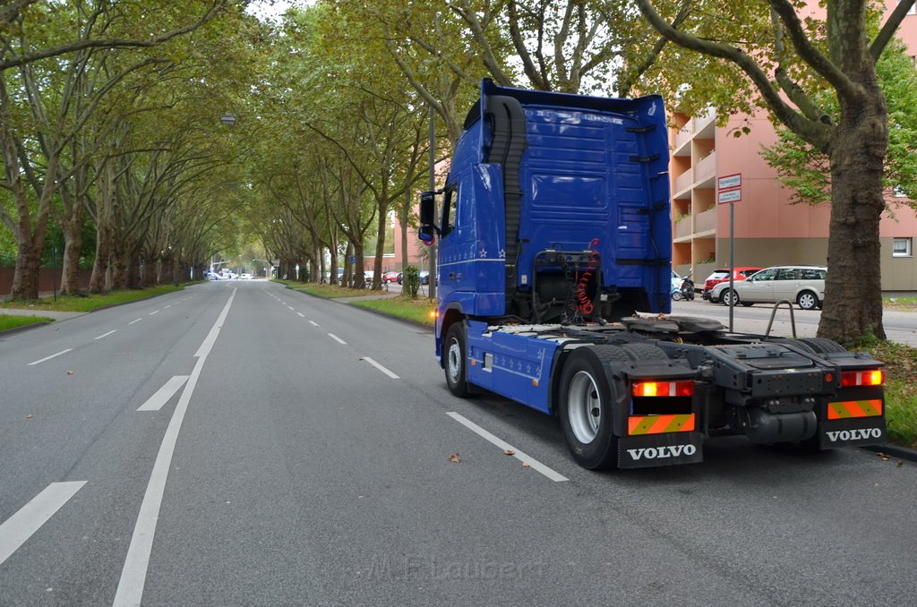 LKW verliert Auflieger Koeln Boltensternstr Pasteurstr P1974.JPG